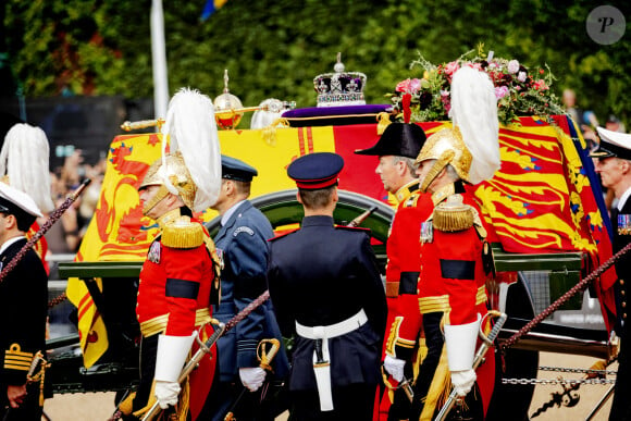 Comme cela a été le cas pour sa mère Elizabeth II, avec l'opération "London Bridge"
Procession du cercueil de la reine Elizabeth II d'Angleterre de l'Abbaye de Westminster à Wellington Arch à Hyde Park Corner, près du palais de Buckingham, au son de Big Ben et de coups de canon. Dans le cadre des funérailles d'Etat, le cercueil sera ensuite transféré dans le corbillard royal pour prendre la direction du château de Windsor. Londres, le 19 septembre 2022.