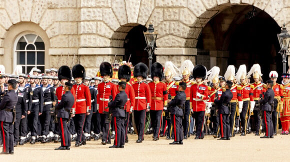 Procession du cercueil de la reine Elizabeth II d'Angleterre de l'Abbaye de Westminster à Wellington Arch à Hyde Park Corner, près du palais de Buckingham, au son de Big Ben et de coups de canon. Dans le cadre des funérailles d'Etat, le cercueil sera ensuite transféré dans le corbillard royal pour prendre la direction du château de Windsor. Londres, le 19 septembre 2022.