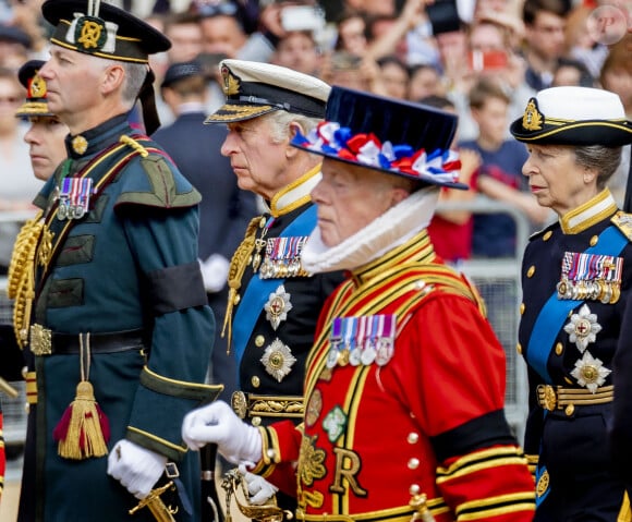 Le roi Charles III d'Angleterre, La princesse Anne - Procession du cercueil de la reine Elizabeth II d'Angleterre de l'Abbaye de Westminster à Wellington Arch à Hyde Park Corner, près du palais de Buckingham, au son de Big Ben et de coups de canon. Londres, le 19 septembre 2022.