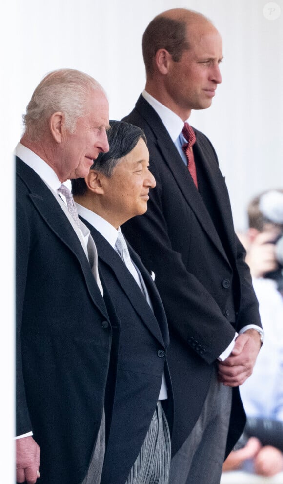 Le roi Charles III d'Angleterre et l'empereur du Japon Naruhito inspectent la garde d'honneur au pavillon royal à Londres, lors de la cérémonie d'accueil de l'empereut et de l'impératrice du Japon, en visite officielle au Royaume-Uni. © Goff / Bestimage