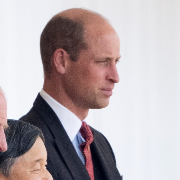 Le roi Charles III d'Angleterre et l'empereur du Japon Naruhito inspectent la garde d'honneur au pavillon royal à Londres, lors de la cérémonie d'accueil de l'empereut et de l'impératrice du Japon, en visite officielle au Royaume-Uni. © Goff / Bestimage