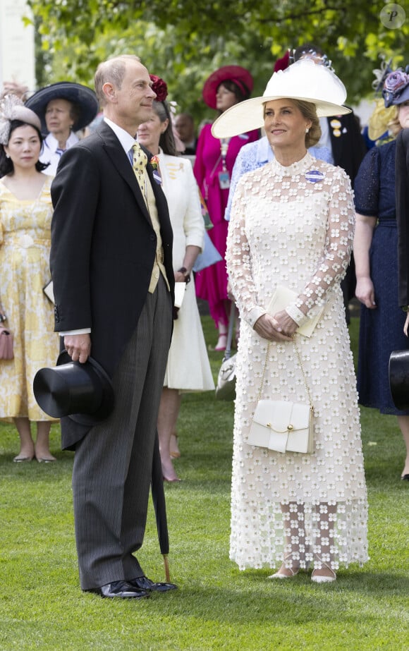 épaulé par son oncle le prince Edward et son épouse Sophie
Le prince Edward, duc d'Edimbourg, Sophie Rhys-Jones, duchesse d'Edimbourg, - Les célébrités et les membres de la famille royale d'Angleterre assistent au second jour de la course hippique Royal Ascot, le 19 juin 2024.