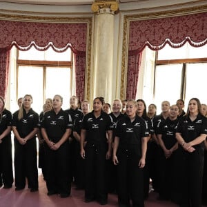 Le roi Charles III d'Angleterre lors de sa rencontre avec l'équipe de rugby des Black Ferns de Nouvelle-Zélande au palais Buckingham à Londres. Le 11 septembre 2024 © Aaron Chown / WPA Pool / Bestimage