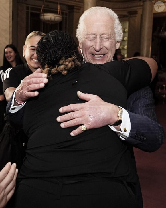 Le roi Charles III d'Angleterre lors de sa rencontre avec l'équipe de rugby des Black Ferns de Nouvelle-Zélande au palais Buckingham à Londres. Le 11 septembre 2024 © Aaron Chown / WPA Pool / Bestimage