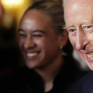 Le roi Charles III d'Angleterre lors de sa rencontre avec l'équipe de rugby des Black Ferns de Nouvelle-Zélande au palais Buckingham à Londres. Le 11 septembre 2024 © Aaron Chown / WPA Pool / Bestimage