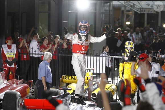 Jenson Button a remporté, le 28 mars 2010, le Grand Prix d'Australie à Melbourne. Sa compagne, Jessica Michibata, a fêté la victoire avec son champion et tout le team McLaren