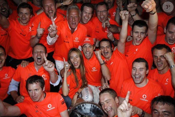 Jenson Button a remporté, le 28 mars 2010, le Grand Prix d'Australie à Melbourne. Sa compagne, Jessica Michibata, a fêté la victoire avec son champion et tout le team McLaren