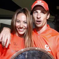 Grand Prix d'Australie : Jenson Button, vainqueur avec panache, fait chavirer sa belle Jessica !