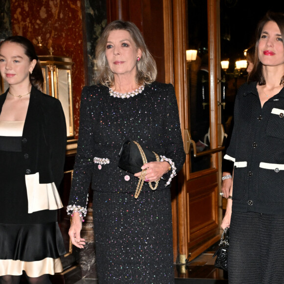 La soeur d'Albert II de Monaco était accompagnée de ses deux filles, la princesse Alexandra de Hanovre, fruit de son union avec le prince Ernst August de Hanovre. Elle est apparue avec une nouvelle couleur de cheveux. Fini le gris argenté, place au blond cendré. 
La princesse Alexandra de Hanovre, la princesse Caroline de Hanovre, Charlotte Casiraghi lors de la cérémonie de proclamation de l'édition 2024 des Prix de la Fondation Prince Pierre à l'opéra Garnier à Monaco, le 8 octobre 2024. © Bruno Bebert / Bestimage