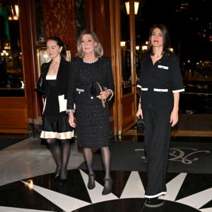 Adoptant constamment une allure très chic, Caroline de Monaco a opté pour un bel ensemble légèrement scintillant.
La princesse Alexandra de Hanovre, la princesse Caroline de Hanovre, Charlotte Casiraghi lors de la cérémonie de proclamation de l'édition 2024 des Prix de la Fondation Prince Pierre à l'opéra Garnier à Monaco, le 8 octobre 2024. © Bruno Bebert / Bestimage 