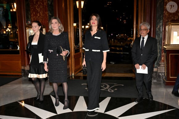 Adoptant constamment une allure très chic, Caroline de Monaco a opté pour un bel ensemble légèrement scintillant.
La princesse Alexandra de Hanovre, la princesse Caroline de Hanovre, Charlotte Casiraghi lors de la cérémonie de proclamation de l'édition 2024 des Prix de la Fondation Prince Pierre à l'opéra Garnier à Monaco, le 8 octobre 2024. © Bruno Bebert / Bestimage 