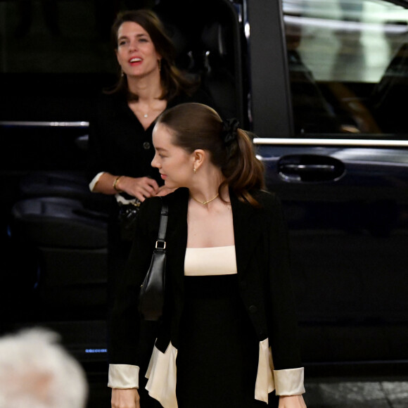 Quant à Charlotte et Alexandra qui ont hérité de la beauté de leur célèbre maman, elles ont misé sur une tenue beaucoup plus sobre ornée d'une touche subtile de blanc.
Charlotte Casiraghi, la princesse Alexandra de Hanovre lors de la cérémonie de proclamation de l'édition 2024 des Prix de la Fondation Prince Pierre à l'opéra Garnier à Monaco, le 8 octobre 2024. © Bruno Bebert / Bestimage 