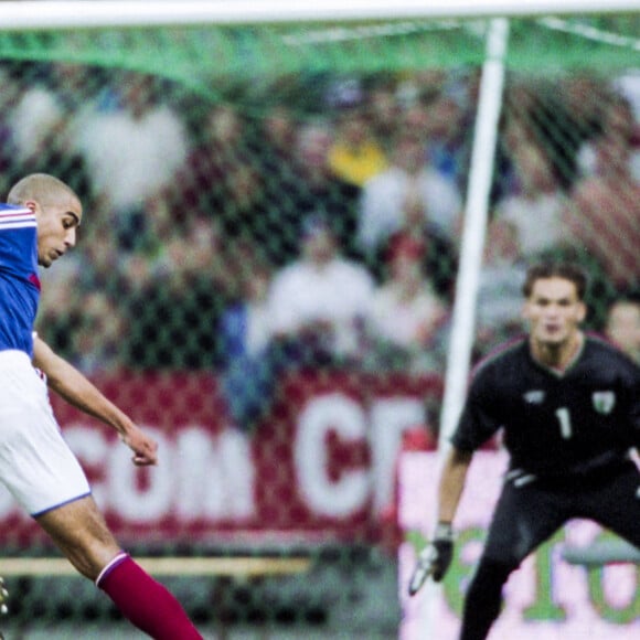 David Trezeguet (France) lors du match amical international entre la France et l'Algérie au Stade de France, Paris, France, le 6 octobre 2001 à Paris, France. Photo par Eric Renard/Onze/Icon Sport/ABACAPRESS.COM