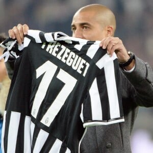 L'ancien attaquant français de la Juventus, David Trezeguet, montre aux supporters un maillot de la Juventus avec son nom avant le début du match de football de Serie A, FC Juventus Vs AS Roma au stade Juventus à Turin, Italie, le 5 janvier 2014. Photo par Daniel Dal Zennaro/ANSA/ABACAPRESS.COM