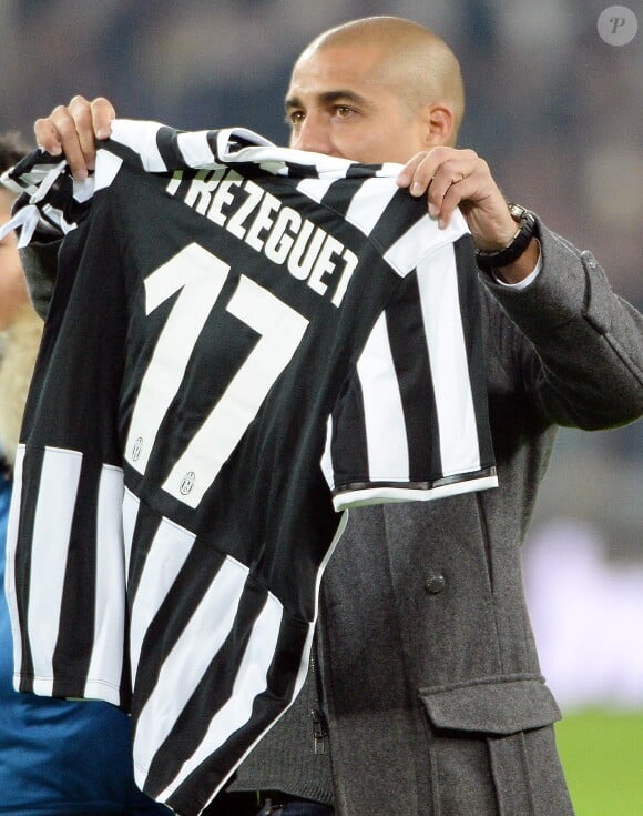 L'ancien attaquant français de la Juventus, David Trezeguet, montre aux supporters un maillot de la Juventus avec son nom avant le début du match de football de Serie A, FC Juventus Vs AS Roma au stade Juventus à Turin, Italie, le 5 janvier 2014. Photo par Daniel Dal Zennaro/ANSA/ABACAPRESS.COM