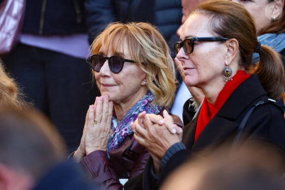 Marie-Anne Chazel et Carole Bouquet - Sortie des Obsèques de Michel Blanc en l'église Saint-Eustache à Paris, le 10 octobre 2024. © Moreau / Jacovides / Bestimage