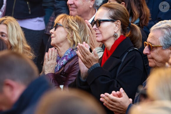 Marie-Anne Chazel et Carole Bouquet - Sortie des Obsèques de Michel Blanc en l'église Saint-Eustache à Paris, le 10 octobre 2024. © Moreau / Jacovides / Bestimage