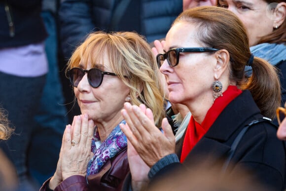 Marie-Anne Chazel et Carole Bouquet - Sortie des Obsèques de Michel Blanc en l'église Saint-Eustache à Paris, le 10 octobre 2024. © Moreau / Jacovides / Bestimage