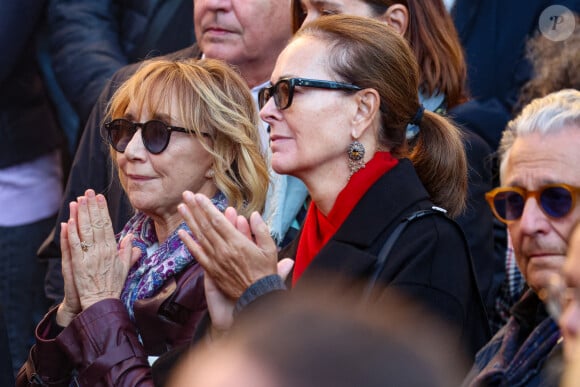 Marie-Anne Chazel et Carole Bouquet - Sortie des Obsèques de Michel Blanc en l'église Saint-Eustache à Paris, le 10 octobre 2024. © Moreau / Jacovides / Bestimage