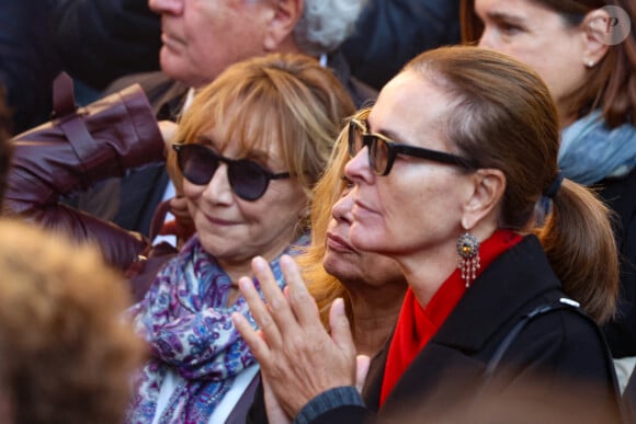 Marie-Anne Chazel et Carole Bouquet - Sortie des Obsèques de Michel Blanc en l'église Saint-Eustache à Paris, le 10 octobre 2024. © Moreau / Jacovides / Bestimage