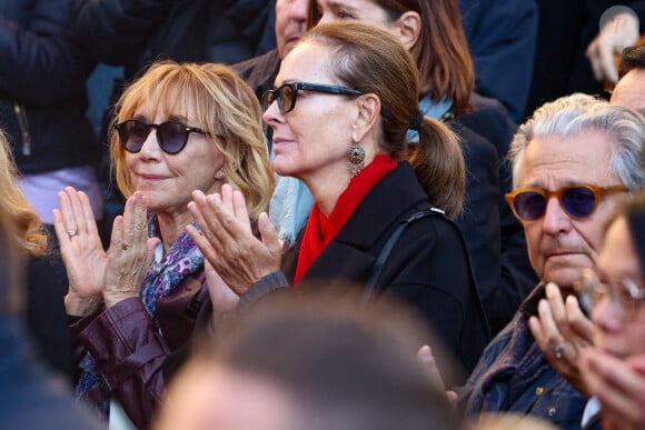 Marie-Anne Chazel et Carole Bouquet - Sortie des Obsèques de Michel Blanc en l'église Saint-Eustache à Paris, le 10 octobre 2024. © Moreau / Jacovides / Bestimage