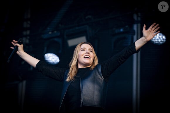 Nul doute que le public a hâte de découvrir cette reprise
La chanteuse Santa (Samanta Cotta) est en concert sur la scène du festival au Printemps de Pérouges au Château de Saint-Maurice-de-Rémens le 26 juin 2024. © Sandrine Thesillat / Panoramic / Bestimage