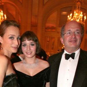 Hannah Olivennes avec ses parents Kristin Scott Thomas et François Olivennes en 2006 lors du Bal des débutantes au Crillon à Paris © Guibbaud-Nebinger-Orban/ABACAPRESS.COM