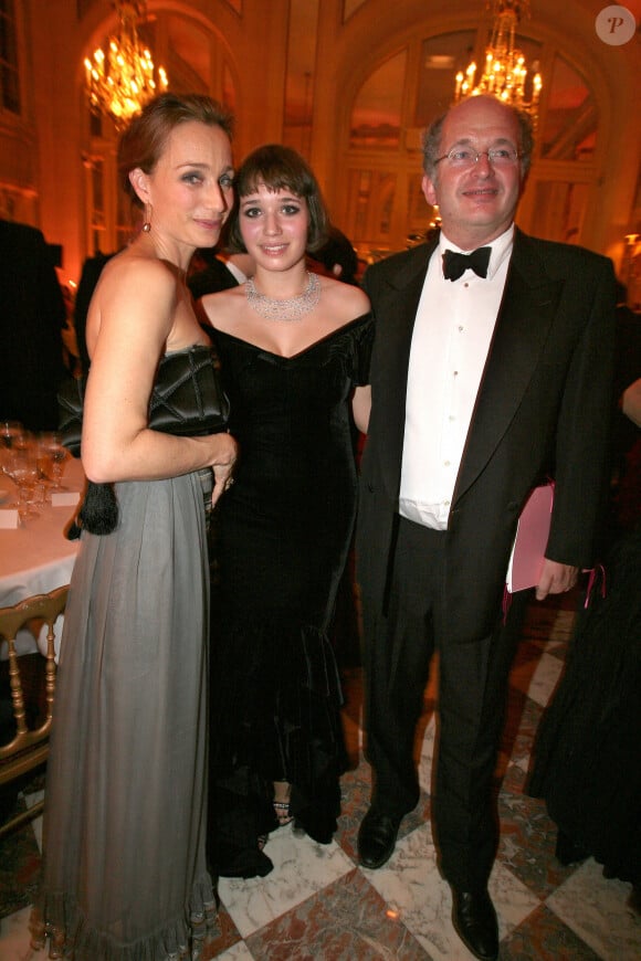 Hannah Olivennes avec ses parents Kristin Scott Thomas et François Olivennes en 2006 lors du Bal des débutantes au Crillon à Paris © Guibbaud-Nebinger-Orban/ABACAPRESS.COM