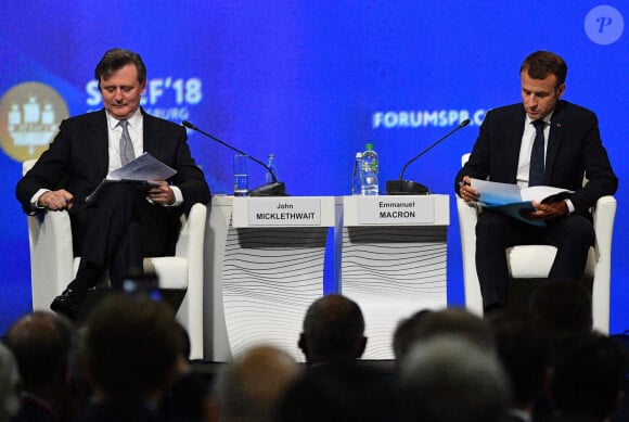 éminent journaliste, rédacteur en chef de Bloomberg.
Emmanuel Macron et John Micklethwait à Saint-Petersbourd en 2018.Photo by Christian Liewig/ABACAPRESS.COM