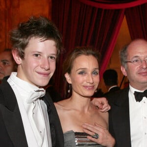 Par le passé, Kristin Scott Thomas était mariée à François Olivennes, influent obstétricien.
Kristin Scott Thomas et son ex-mari Francois Olivennes avec leur fille Hannah et son cavalier Pierre Martin-Saint-Etienne lors du bal des débutantes en 2006. Photo by Guibbaud-Nebinger-Orban/ABACAPRESS.COM