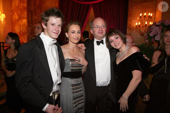 Par le passé, Kristin Scott Thomas était mariée à François Olivennes, influent obstétricien.
Kristin Scott Thomas et son ex-mari Francois Olivennes avec leur fille Hannah et son cavalier Pierre Martin-Saint-Etienne lors du bal des débutantes en 2006. Photo by Guibbaud-Nebinger-Orban/ABACAPRESS.COM