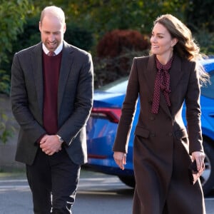 Alors qu'on lui montrait le four à pizza au feu de bois d'un restaurant, l'arrière petit fils de la reine Elizabeth se serait exclamé : "C'est ce que je veux faire quand je serai grand !".
Le prince William, prince de Galles, et Catherine (Kate) Middleton, princesse de Galles, visitent le centre communautaire de Southport, pour rencontrer les familles des victimes de l'attaque au couteau, le 10 octobre 2024. © Julien Burton / Bestimage  $