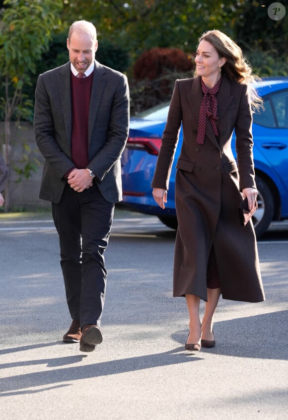 Alors qu'on lui montrait le four à pizza au feu de bois d'un restaurant, l'arrière petit fils de la reine Elizabeth se serait exclamé : "C'est ce que je veux faire quand je serai grand !".
Le prince William, prince de Galles, et Catherine (Kate) Middleton, princesse de Galles, visitent le centre communautaire de Southport, pour rencontrer les familles des victimes de l'attaque au couteau, le 10 octobre 2024. © Julien Burton / Bestimage  $