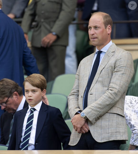 Selon le livre de Robert Hardman, King Charles III : The Inside Story, il est peu probable que George devienne un membre de la famille royale à plein temps avant d'être beaucoup plus âgé et d'avoir terminé ses études.
Le prince George de Cambridge, le prince William, duc de Cambridge - Catherine (Kate) Middleton remet le trophée à Novak Djokovic, vainqueur du tournoi de Wimbledon le 10 juillet 2022. 