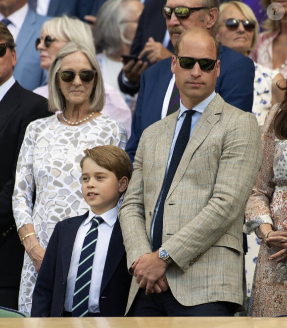 Le prince George de Cambridge, le prince William, duc de Cambridge - Catherine (Kate) Middleton remet le trophée à Novak Djokovic, vainqueur du tournoi de Wimbledon le 10 juillet 2022. 