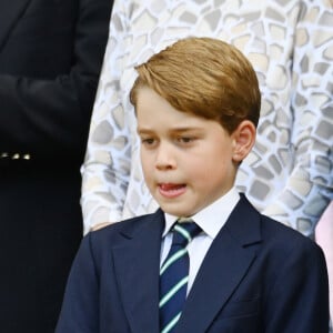 Le prince William, duc de Cambridge, et Catherine (Kate) Middleton, duchesse de Cambridge, avec le prince George de Cambridge dans les tribunes de la finale du tournoi de Wimbledon, le 10 juillet 2022. © Ray Tang/Zuma Press/Bestimage 