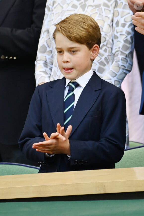 Le prince William, duc de Cambridge, et Catherine (Kate) Middleton, duchesse de Cambridge, avec le prince George de Cambridge dans les tribunes de la finale du tournoi de Wimbledon, le 10 juillet 2022. © Ray Tang/Zuma Press/Bestimage 