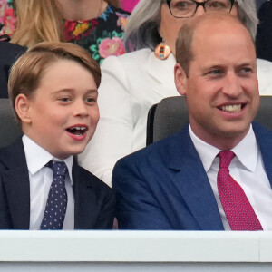 C'est lors d'une visite au Wiveton Hall Café à Holt, sur la côte du Norfolk, près de la résidence de campagne des royaux, Anmer Hall, que les parents du frère de Louis et Charlotte auraient révélé sa véritable ambition selon le Dailymail.
Le prince George et le prince William, duc de Cambridge - La famille royale d'Angleterre au concert du jubilé de platine de la reine d'Angleterre au palais de Buckingham à Londres. Le 4 juin 2022 