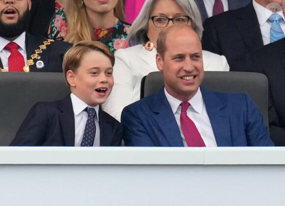 C'est lors d'une visite au Wiveton Hall Café à Holt, sur la côte du Norfolk, près de la résidence de campagne des royaux, Anmer Hall, que les parents du frère de Louis et Charlotte auraient révélé sa véritable ambition selon le Dailymail.
Le prince George et le prince William, duc de Cambridge - La famille royale d'Angleterre au concert du jubilé de platine de la reine d'Angleterre au palais de Buckingham à Londres. Le 4 juin 2022 