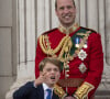 Destiné à devenir roi après son père le prince William, le prince George aurait pourtant de tout autres projets pour son avenir
Le prince William, duc de Cambridge et son fils le prince George - Les membres de la famille royale regardent le défilé Trooping the Colour depuis un balcon du palais de Buckingham à Londres lors des célébrations du jubilé de platine de la reine