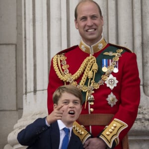 Destiné à devenir roi après son père le prince William, le prince George aurait pourtant de tout autres projets pour son avenir
Le prince William, duc de Cambridge et son fils le prince George - Les membres de la famille royale regardent le défilé Trooping the Colour depuis un balcon du palais de Buckingham à Londres lors des célébrations du jubilé de platine de la reine