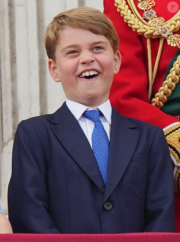 Le prince George de Cambridge - Les membres de la famille royale regardent le défilé Trooping the Colour depuis un balcon du palais de Buckingham à Londres lors des célébrations du jubilé de platine de la reine le 2 juin 2022. 