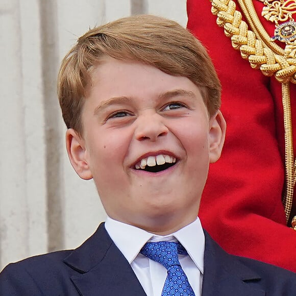 Le prince George de Cambridge - Les membres de la famille royale regardent le défilé Trooping the Colour depuis un balcon du palais de Buckingham à Londres lors des célébrations du jubilé de platine de la reine le 2 juin 2022. 