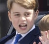 Si le trône d'Angleterre pourrait être un rôle enviable pour bon nombre de personnes, le garçon de 11 ans souhaiterait plutôt travailler dans un restaurant, plus particulièrement dans une pizzeria et devenir... pizzaïolo !
Le prince George de Cambridge - Les membres de la famille royale lors de la parade militaire "Trooping the Colour" dans le cadre de la célébration du jubilé de platine (70 ans de règne) de la reine Elizabeth II à Londres, le 2 juin 2022. 