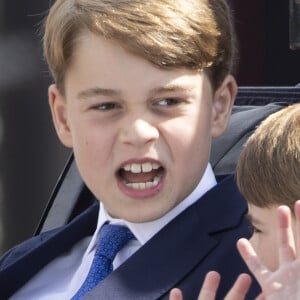 Si le trône d'Angleterre pourrait être un rôle enviable pour bon nombre de personnes, le garçon de 11 ans souhaiterait plutôt travailler dans un restaurant, plus particulièrement dans une pizzeria et devenir... pizzaïolo !
Le prince George de Cambridge - Les membres de la famille royale lors de la parade militaire "Trooping the Colour" dans le cadre de la célébration du jubilé de platine (70 ans de règne) de la reine Elizabeth II à Londres, le 2 juin 2022. 