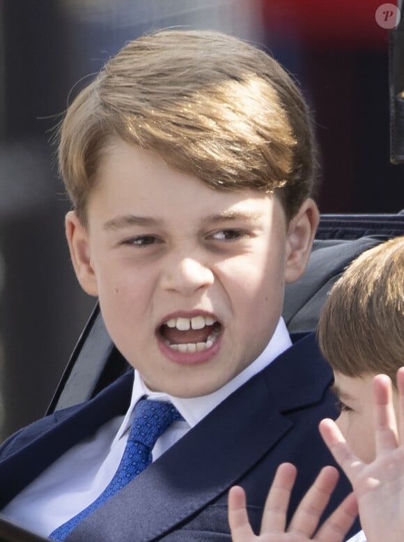 Si le trône d'Angleterre pourrait être un rôle enviable pour bon nombre de personnes, le garçon de 11 ans souhaiterait plutôt travailler dans un restaurant, plus particulièrement dans une pizzeria et devenir... pizzaïolo !
Le prince George de Cambridge - Les membres de la famille royale lors de la parade militaire "Trooping the Colour" dans le cadre de la célébration du jubilé de platine (70 ans de règne) de la reine Elizabeth II à Londres, le 2 juin 2022. 