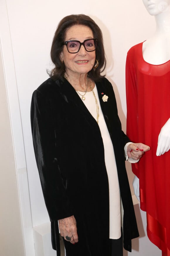 L'icône grecque, Nana Mouskouri, célèbre ses 90 ans...
Exclusif - Nana Mouskouri admire avec émotion les robes qu'elle a porté sur les scènes du monde entier - Exposition des robes de scènes de Nana Mouskouri à la Galerie Sabine Bayasli en vue de leur Vente aux enchères au profit de la Fondation des Hôpitaux. © Bertrand Rindoff / Bestimage.