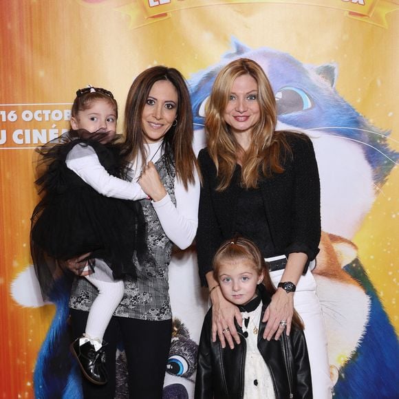 Pour l'occasion, la comédienne et sa soeur étaient accompagnées de leurs deux filles, Céleste et Victoire
Fabienne Carat avec sa soeur Carole Carat et leurs filles Céleste et Victoire - Avant-première du film d'animation "Croquette le chat merveilleux' au cinéma Pathé Beaugrenelle à Paris le 13 Octobre 2024. © Denis Guignebourg/BestImage