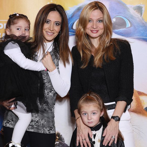 Fabienne Carat et sa soeur ont toutes les deux participé à un évènement le dimanche 13 octobre 2024
Fabienne Carat avec sa soeur Carole Carat et leurs filles Céleste et Victoire - Avant-première du film d'animation "Croquette le chat merveilleux' au cinéma Pathé Beaugrenelle à Paris le 13 Octobre 2024. © Denis Guignebourg/BestImage