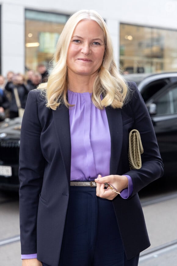 La princesse Mette-Marit de Norvège visite le Conseil de la santé mentale avec un briefing sur le travail de l'organisation sur la santé mentale des jeunes après la pandémie de coronavirus à l'occasion de la Journée mondiale de la santé mentale à Oslo, Norvège, le 7 octobre 2024. © Dana Press/Bestimage